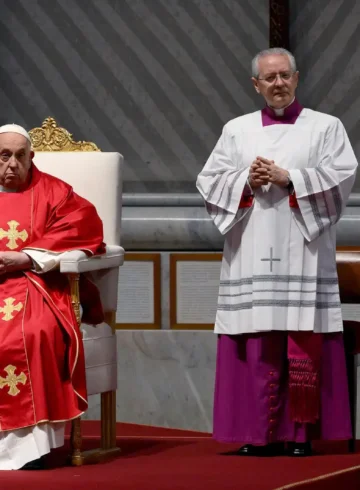 Papa Francisco y apóstoles en el vaticano