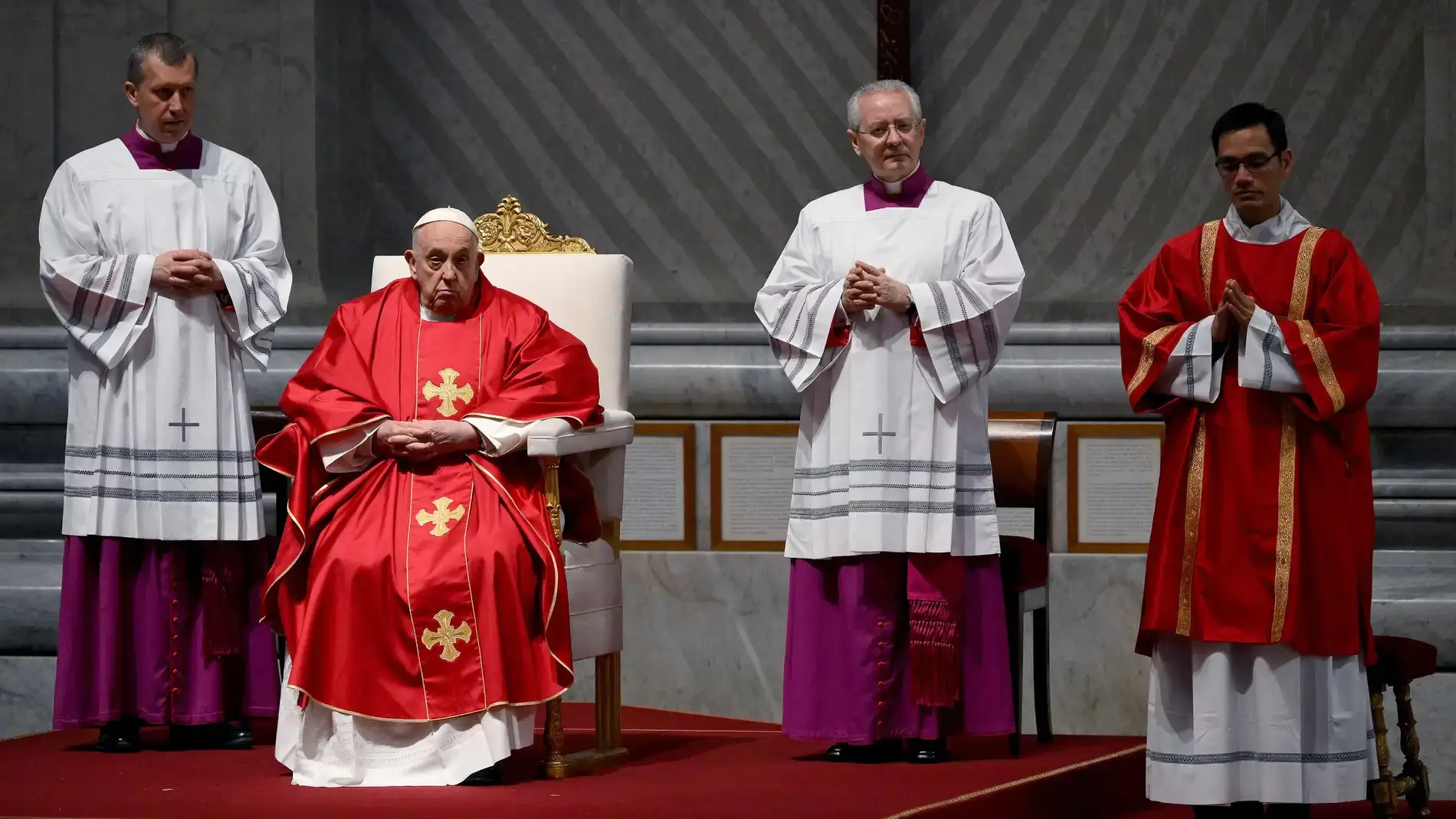 Papa Francisco y apóstoles en el vaticano