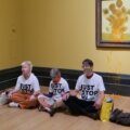 Activistas de Just Stop Oil tras lanzar sopa a la obra Los Girasoles de Van Gogh