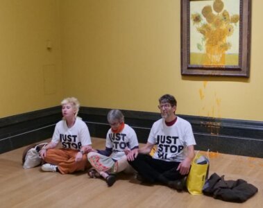 Activistas de Just Stop Oil tras lanzar sopa a la obra Los Girasoles de Van Gogh