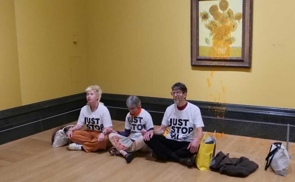 Activistas de Just Stop Oil tras lanzar sopa a la obra Los Girasoles de Van Gogh