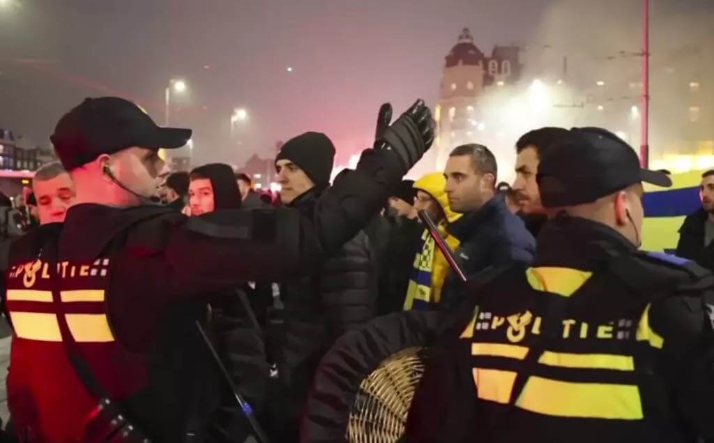 Autoridades atendiendo el ataque antisemita en Ámsterdam