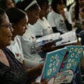 Grupo de niñas leyendo con una profesora