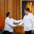 Gustavo Petro y Nicolás Maduro saludándose