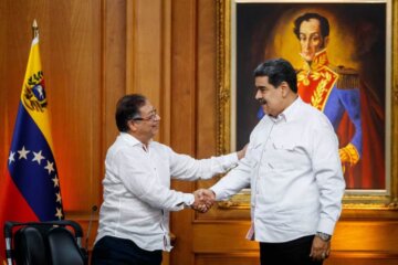 Gustavo Petro y Nicolás Maduro saludándose