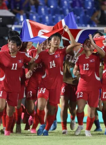 Jugadoras de Corea del Norte celebran el título