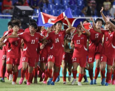 Jugadoras de Corea del Norte celebran el título