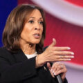 Kamala Harris en medio de un discurso de campaña