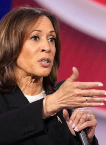 Kamala Harris en medio de un discurso de campaña