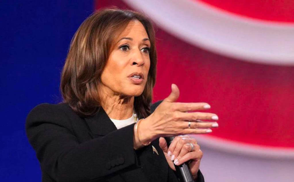 Kamala Harris en medio de un discurso de campaña