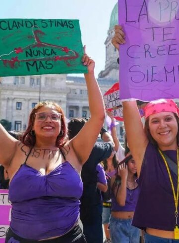 Mujeres manifestándose en Argentina