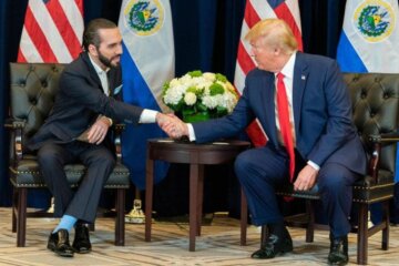 Nayib Bukele y Donald Trump en medio de un encuentro político