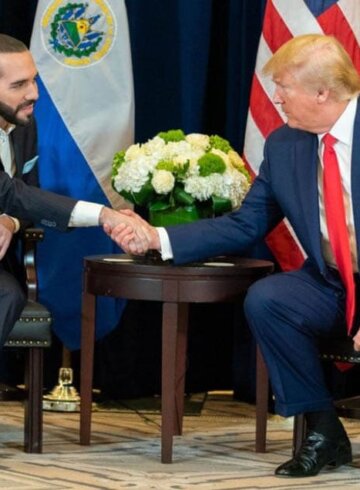 Nayib Bukele y Donald Trump en medio de un encuentro político