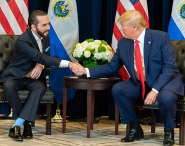 Nayib Bukele y Donald Trump en medio de un encuentro político