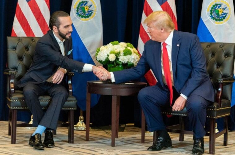 Nayib Bukele y Donald Trump en medio de un encuentro político