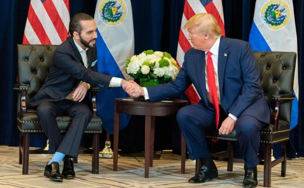 Nayib Bukele y Donald Trump en medio de un encuentro político