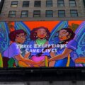 cartel en times square que pide despenalizar el aborto en RD