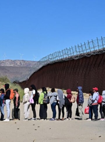 migrantes cruzando la frontera