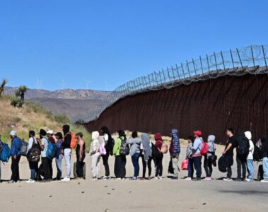 migrantes cruzando la frontera