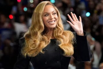 Beyoncé durante un evento de campaña de la candidata demócrata a la presidencia, la vicepresidenta Kamala Harris, en Houston, el 25 de octubre de 2024