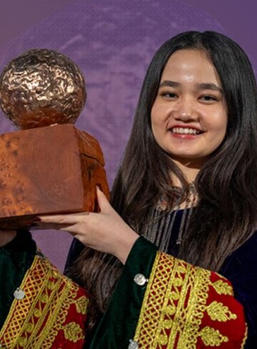 Neela Ebrahimi, activista afgana de 17 años, recibe el Premio de la Paz Infantil