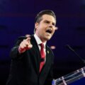 matt gaetz señalando en público