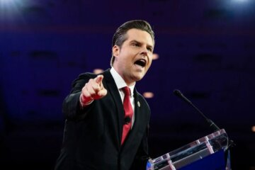 matt gaetz señalando en público