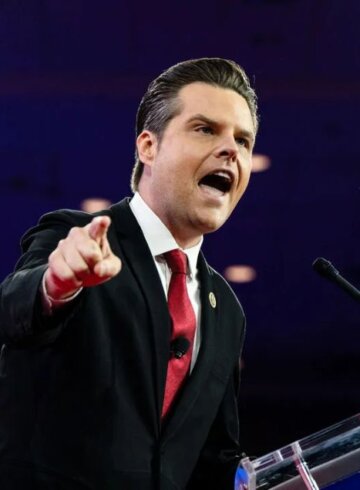 matt gaetz señalando en público