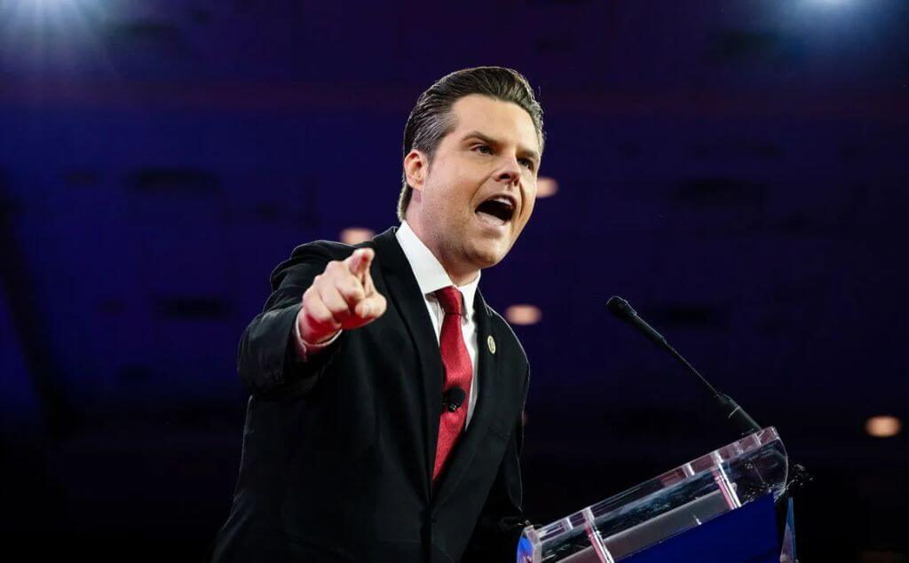 matt gaetz señalando en público