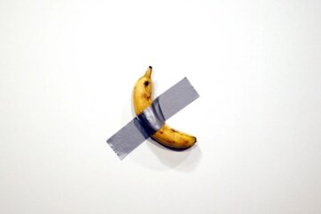 Un plátano pegado a la pared, obra de Maurizio Cattelan