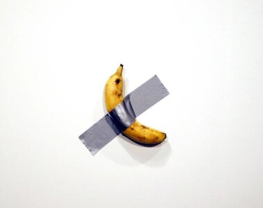 Un plátano pegado a la pared, obra de Maurizio Cattelan