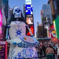 estatuas del dia de los muertos en el time square