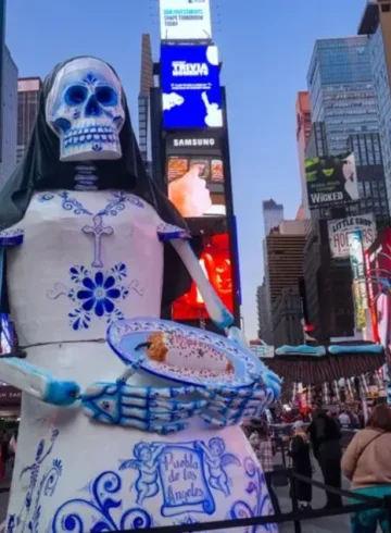 estatuas del dia de los muertos en el time square