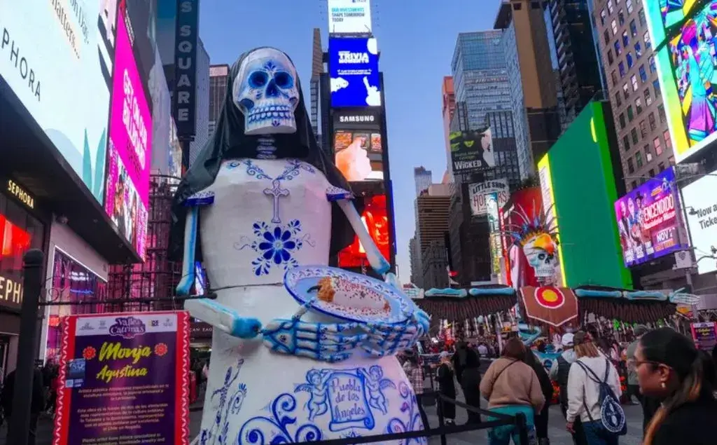 estatuas del dia de los muertos en el time square