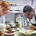 Chef Leonor Espinoza cocinando