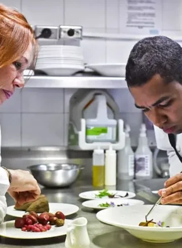 Chef Leonor Espinoza cocinando