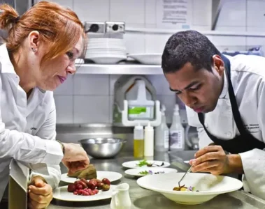 Chef Leonor Espinoza cocinando