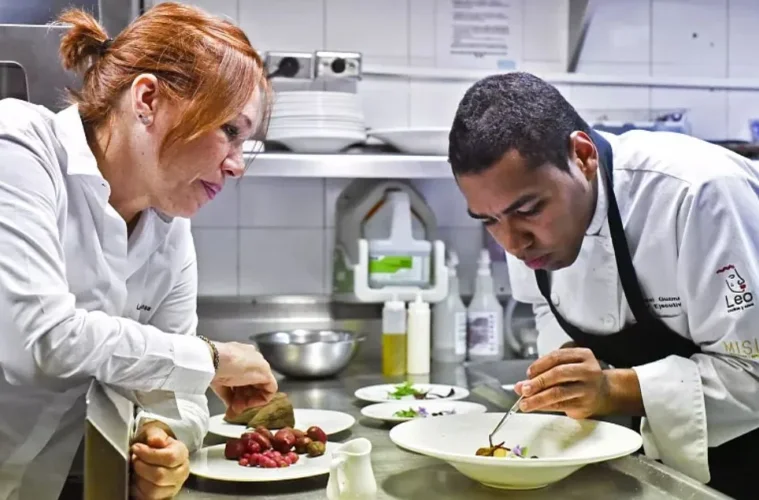 Chef Leonor Espinoza cocinando