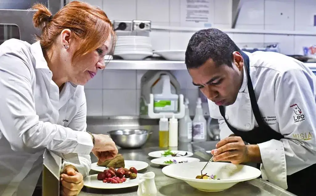 Chef Leonor Espinoza cocinando