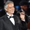 andrea bocelli cantando en un concierto