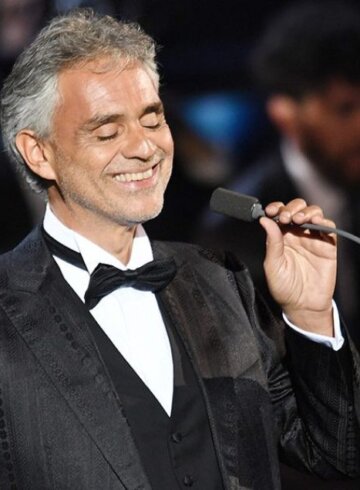 andrea bocelli cantando en un concierto