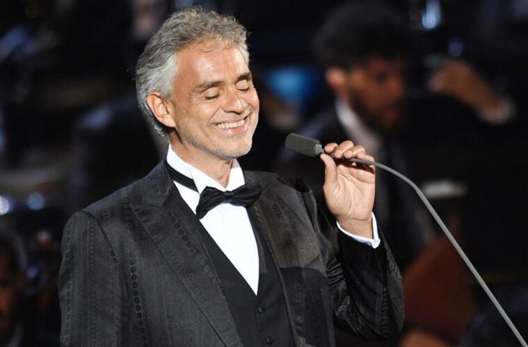 andrea bocelli cantando en un concierto