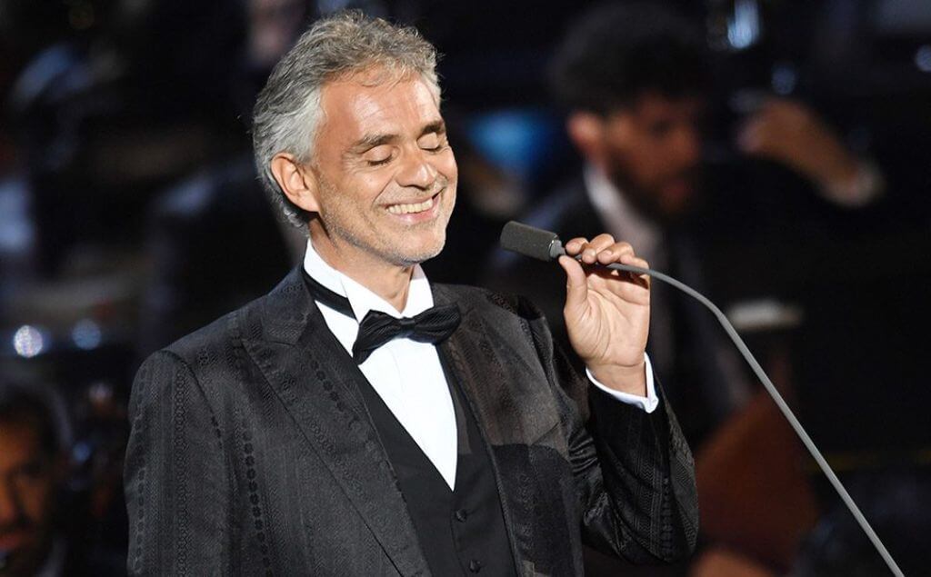 andrea bocelli cantando en un concierto