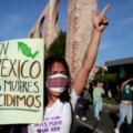 mujeres marchando por el aborto legal y seguro en mexico