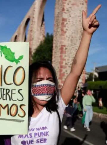 mujeres marchando por el aborto legal y seguro en mexico