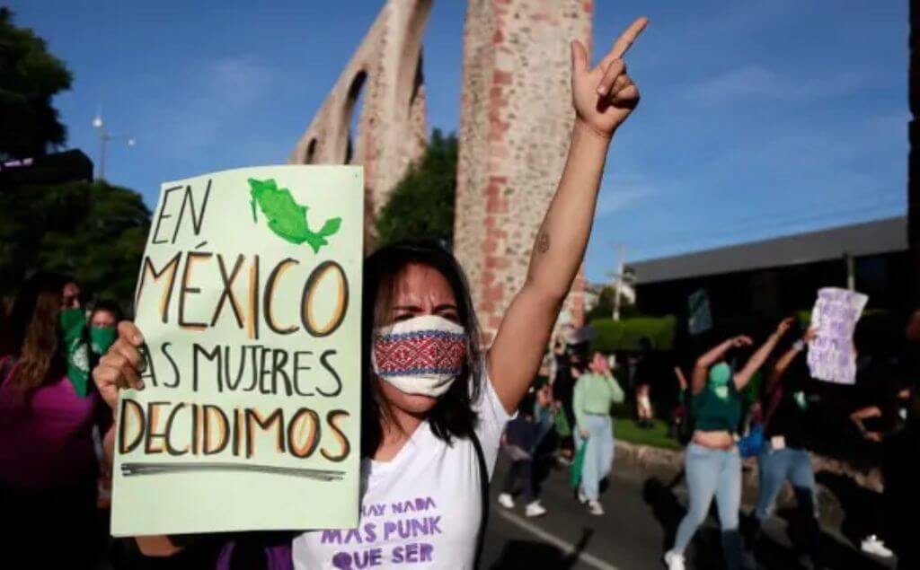 mujeres marchando por el aborto legal y seguro en mexico