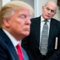 John Kelly mirando fijamente a Donald Trump