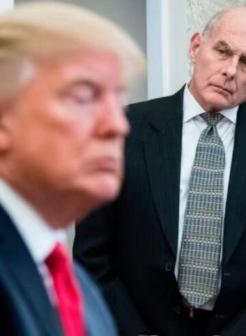 John Kelly mirando fijamente a Donald Trump