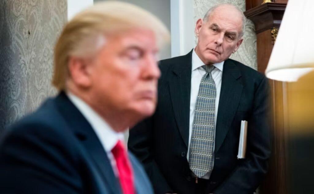 John Kelly mirando fijamente a Donald Trump