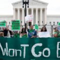 mujeres marchando por el aborto legal y seguro en USA